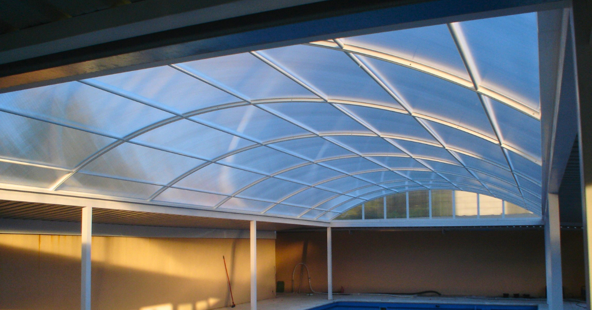 Techo para piscina con cubierta Lanzarote. Una localización interior con una parte abierta cubierta con un techo para piscina.