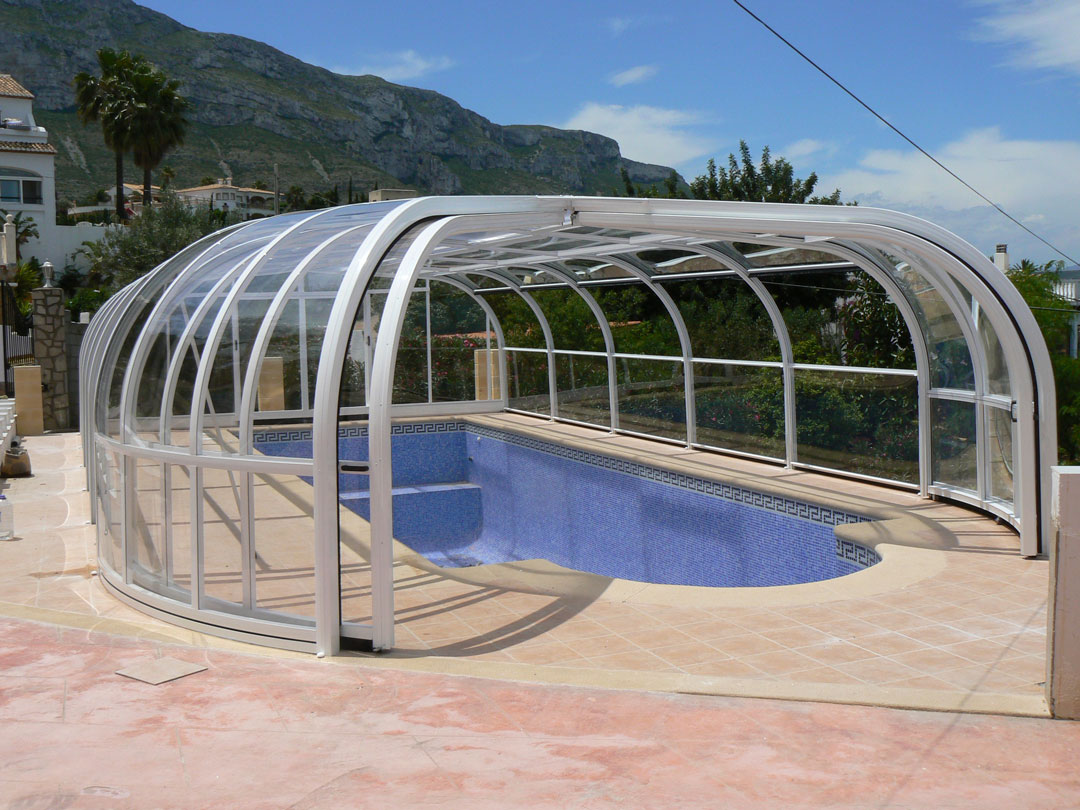 abrisol-rotonda-oviedo cubiertas para piscinas en oviedo. Foto de la cubierta rotonda abierta.