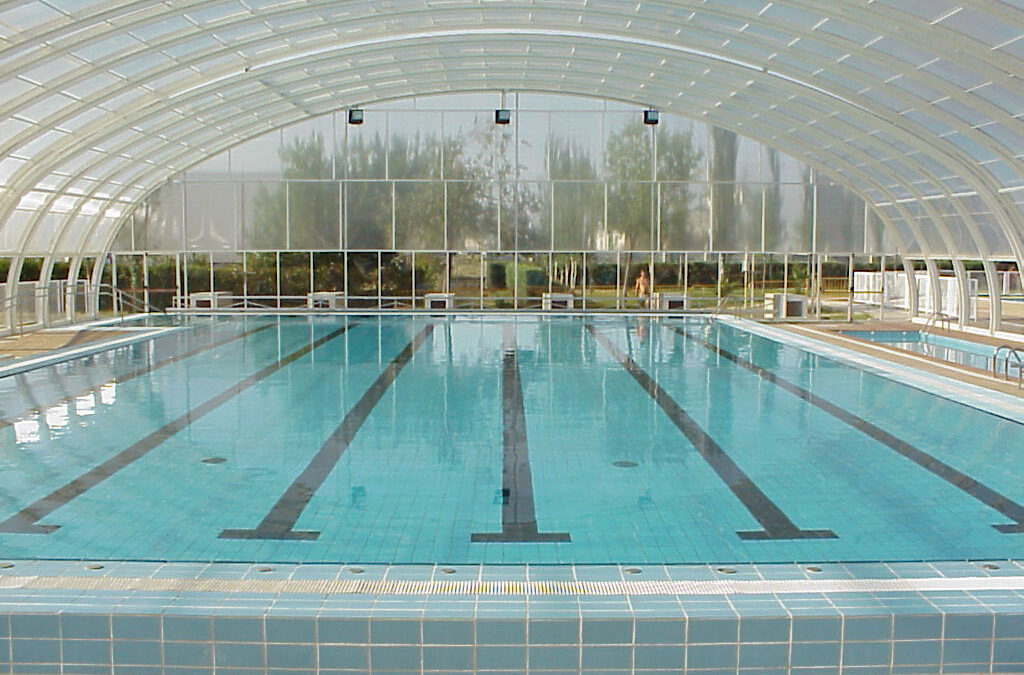 Abri de piscine et espaces aquatiques pour un campings, hôtels, gîtes et collectivités.