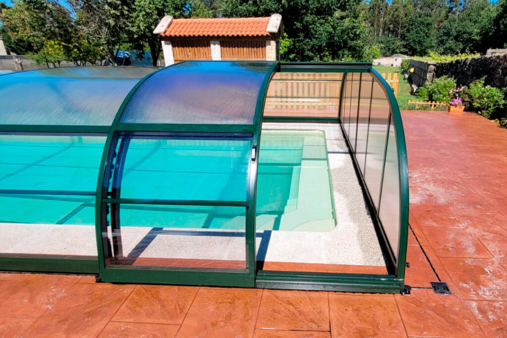 Detalla de una cubierta de piscina instalada en Málaga modelo Malta en verde, acceso lateral.