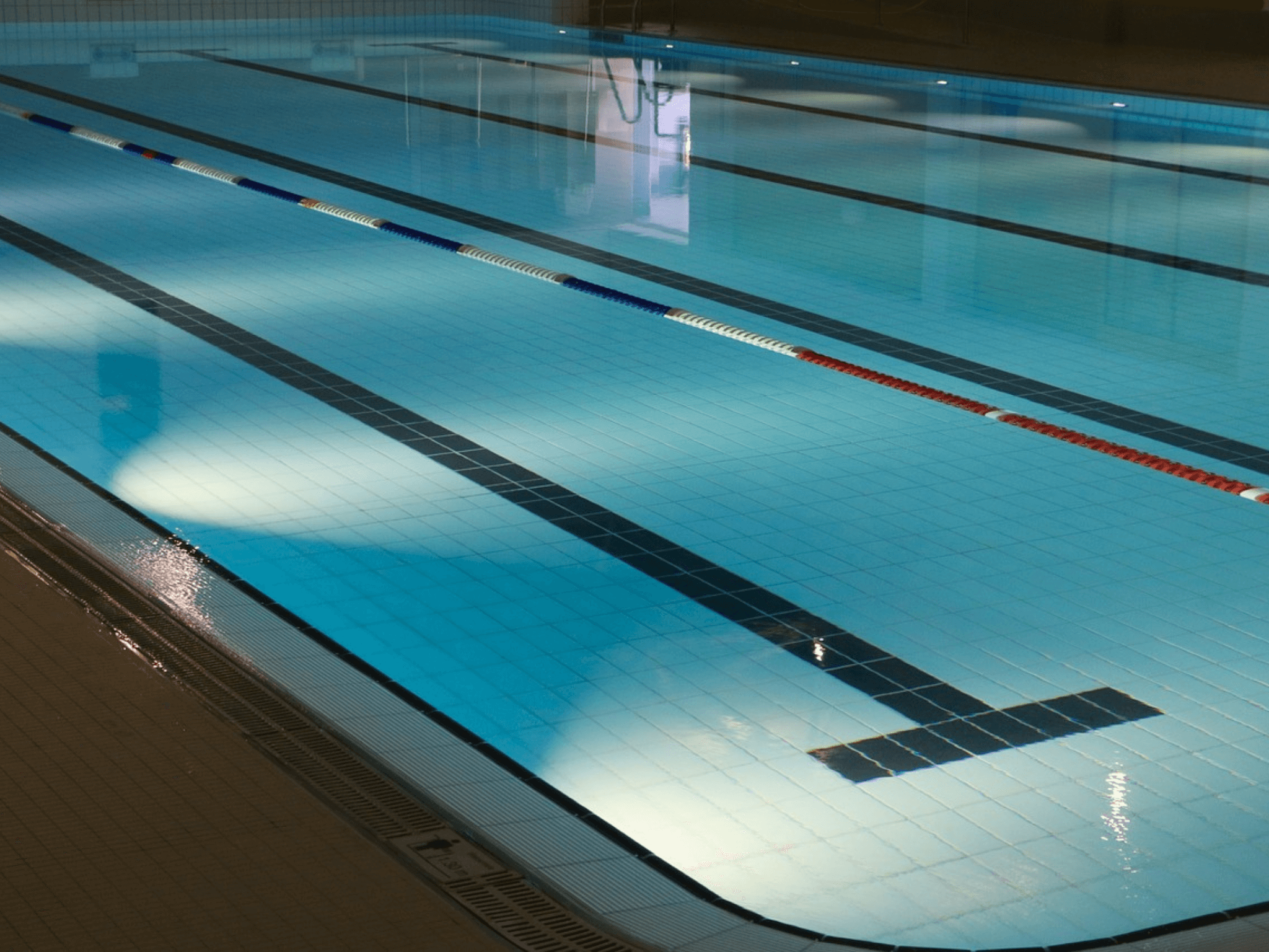 Piscina olímpica con agua cristalina.