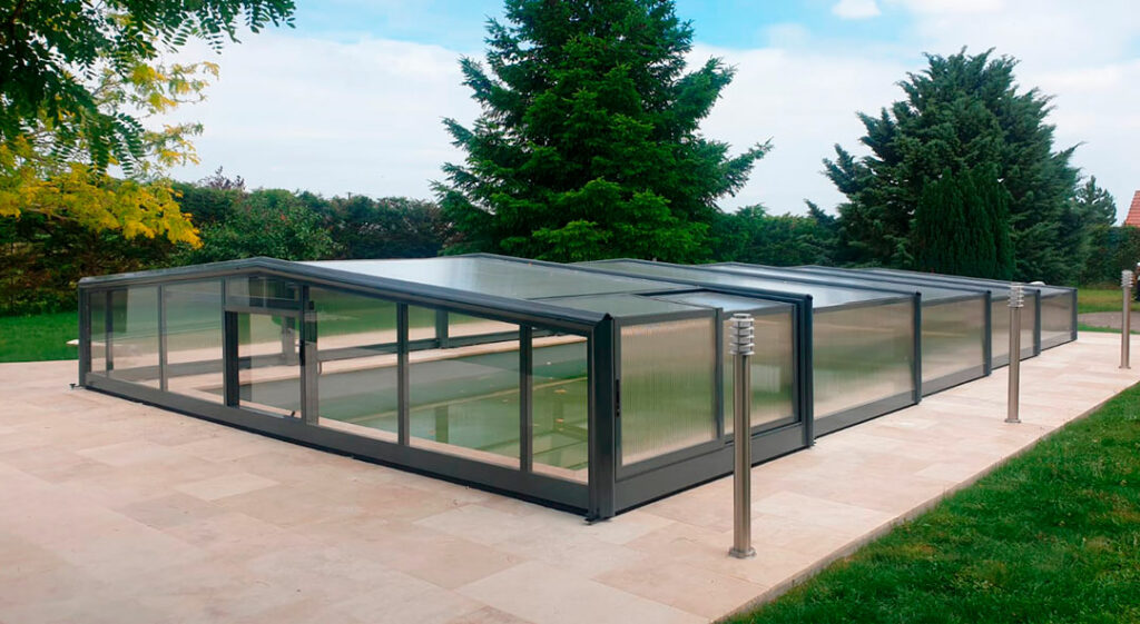 capri_baja__laterales_y_techo_en_alveolar Cubierta para piscina Capri baja en color gris con cinco módulos