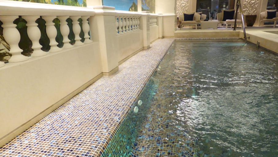 Borde de gresite. Una idea de bordes de piscina modernos.