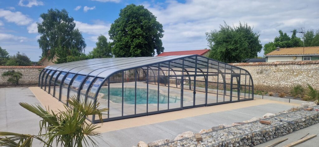 Cubierta Tabarca de grandes dimensiones para una piscina comunitaria en color negro.