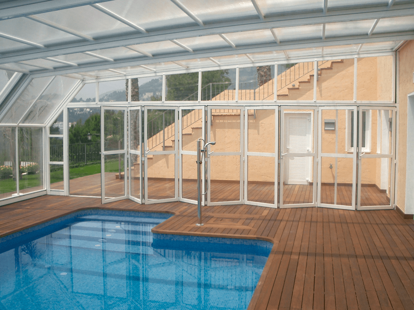 Cubiertas para piscinas con puerta acordeón