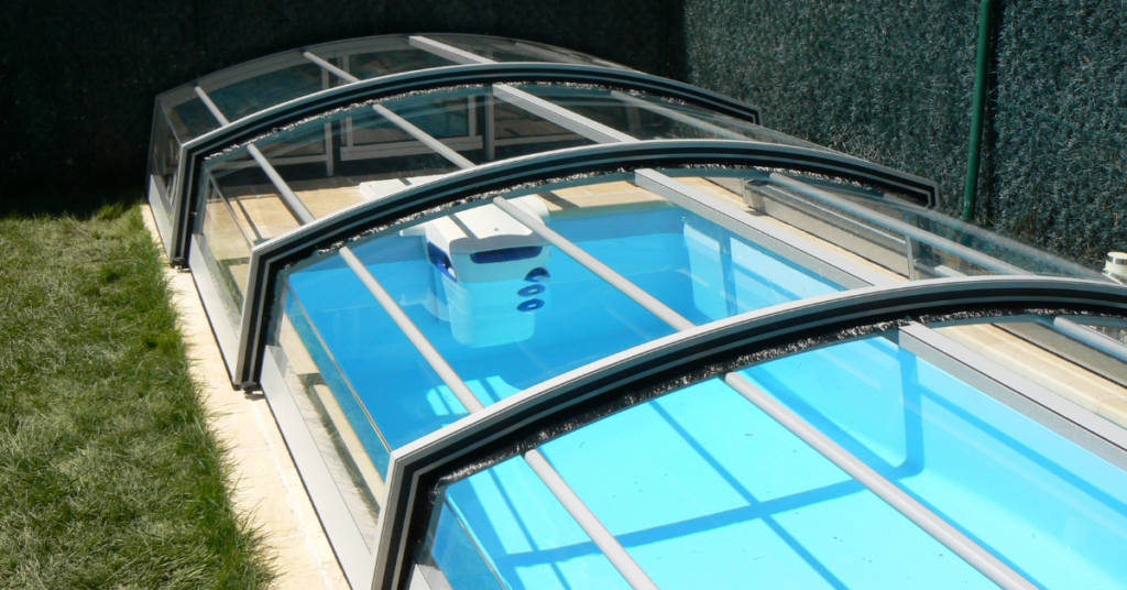 Cubierta de piscina Chypre en un jardín